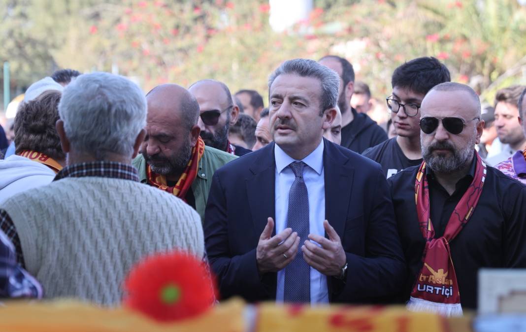 Galatasaraylı Yiğit Bodrum'da toprağa verildi. Son isteğini Galatasaraylı futbolcular yerine getirmedi. Volkan Demirel gitti 4